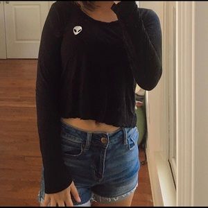 black cropped long sleeve alien shirt